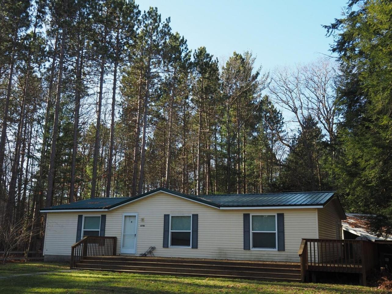 The Green Lake Getaway - Shared Lake Access! Interlochen Екстер'єр фото